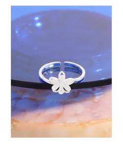 Gros plan du poinçon en argent sterling S925 sur l'anneau intérieur de la bague fleur