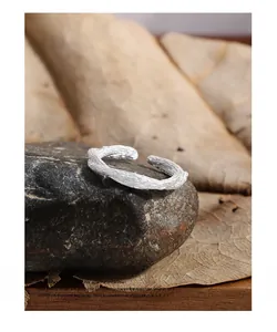 Détail macro de la bague en argent S925 avec texture écorce sur une pierre sombre