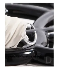 Macro dell'anello a nodo in argento sterling S925 su espositore in marmo bianco