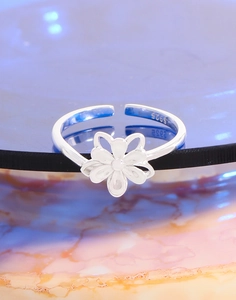 Macro de la bague fleur en argent S925 montrant les détails fins et le poinçon S925