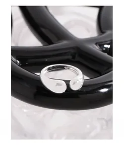 Vista macro di un anello a goccia in argento sterling S925 lucido con fascia regolabile