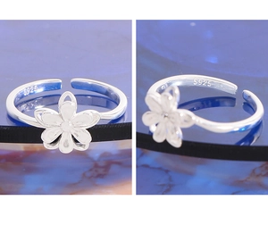 Vue macro du poinçon S925 sur la bague fleur double couche en argent ajustable