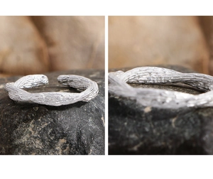 Gros plan sur bague en argent S925 avec texture écorce naturelle et poinçon de qualité