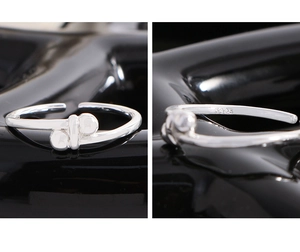 Dettaglio del marchio S925 sull'anello aperto minimalista in argento con doppia linea
