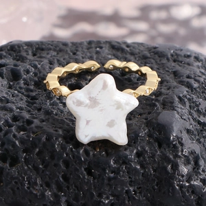Bague minimaliste en argent S925 avec perle baroque en étoile et anneau doré ondulé