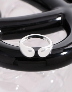 Vista macro dell'anello minimalista in argento sterling S925 con finitura a specchio