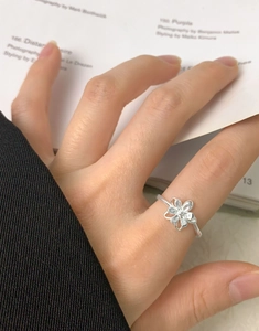 Détail de la bague fleur double couche en argent S925 avec diamant sur main de mannequin