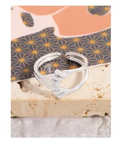 Gros plan sur la bague en argent sterling S925 avec un design complexe à trois fils