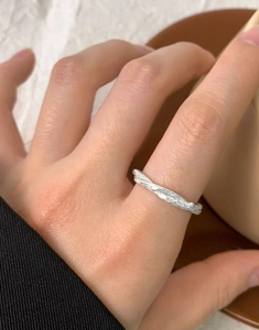 Détail macro d'une bague en argent 925 avec texture martelée effet écorce au doigt