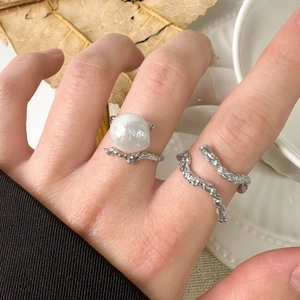 S925 silver lava texture rings set with baroque natural pearl on female hand