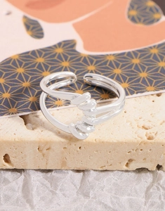 Vue macro d'une bague en argent sterling S925 avec design de lignes torsadées entrelacées