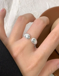 Dettaglio ravvicinato dell'anello a goccia geometrico minimalista in argento S925