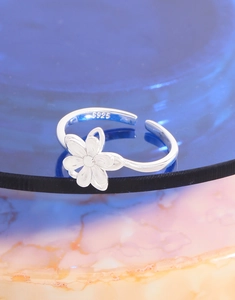 Vue macro du poinçon S925 et des détails floraux sur l'anneau réglable en argent