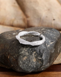 Gros plan sur la bague en argent S925 avec texture martelée croisée et design branche brute