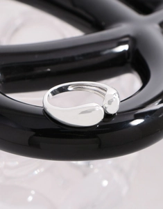 Dettaglio dell'anello aperto a goccia d'acqua in argento sterling S925 finitura lucida