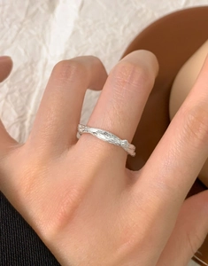 Vue macro de la bague en argent S925 avec texture de branche et finition martelée unique