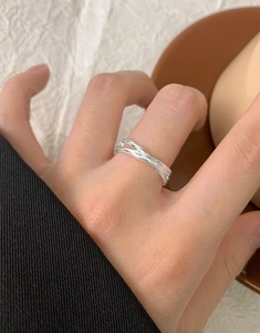 Close-up of S925 sterling silver ring with twisted irregular crisscross design