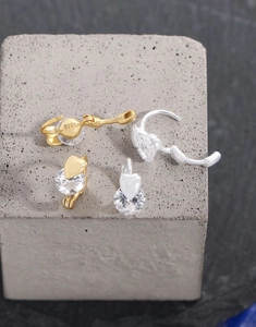 Vue détaillée des boucles d'oreilles cœur en argent S925 avec zircons scintillants