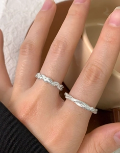 Gros plan de bagues en argent sterling S925 avec corde tressée et texture martelée