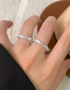 Detailed close-up of S925 silver rings with irregular twisted branch texture on hand