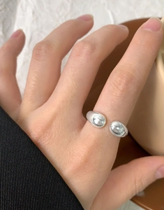 Dettaglio dell'anello aperto minimalista in argento S925 con perle a goccia geometriche