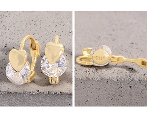 Gros plan du poinçon S925 sur boucle d'oreille cœur avec zircon rond brillant