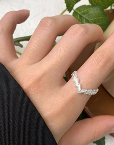 Nahaufnahme eines unregelmäßigen V-förmigen S925 Sterlingsilberrings am Finger