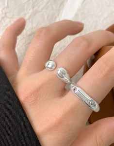 Dettaglio anello doppio in argento con motivo a goccia d'acqua e zirconi rosa
