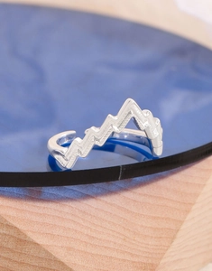 Detailaufnahme des strukturierten, unregelmäßigen V-Silberrings mit Berg-Design