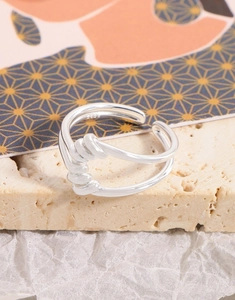 Détail du poinçon S925 argent massif sur la bague minimaliste avec nœud torsadé