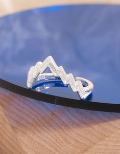 Nahaufnahme des S925-Stempels auf dem minimalistischen unregelmäßigen Bergring aus Silber