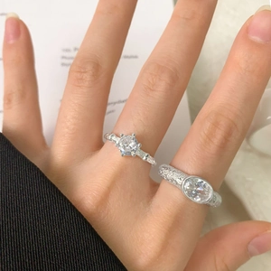 S925 sterling silver ring set featuring oval zircon and hammered texture on female hand