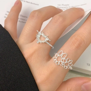 S925 sterling silver irregular heart ring with starburst pattern on model hand