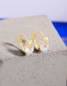 Détail de boucles d'oreilles S925 en argent avec cœur doré et oxyde de zirconium brillant