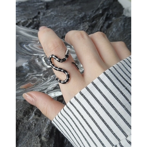 Minimalist S925 sterling silver snake-shaped ring with black enamel stripes design