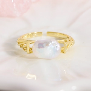 Irregular baroque pearl ring in S925 sterling silver with a gold-plated twisted band
