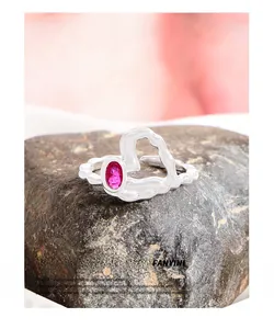 Détail de la bague coeur en argent S925 avec zircon magenta sur une pierre noire brute