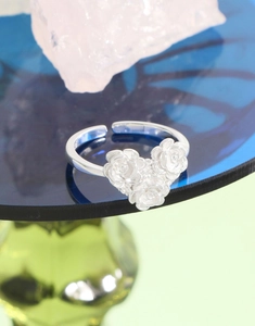 Detailed close-up of S925 sterling silver ring featuring three sculpted rose flowers