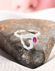 Détail de la bague cœur irrégulière en argent S925 avec zircon magenta sur pierre