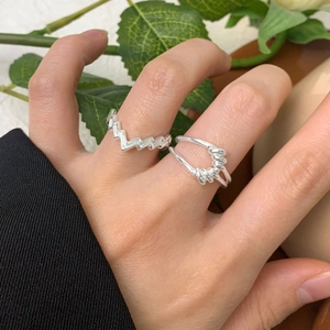 Bague ajourée en argent sterling S925 avec lignes entrelacées pour femme sur la main