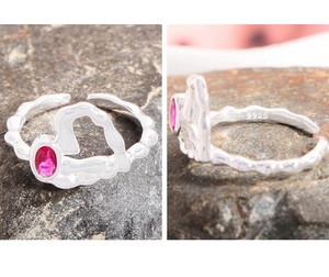 Détail macro du poinçon S925 et du zircon rose sur une bague coeur en argent pur
