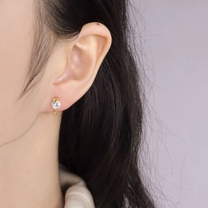 Boucle d'oreille cœur élégante en argent 925 doré avec zircon brillant sur modèle