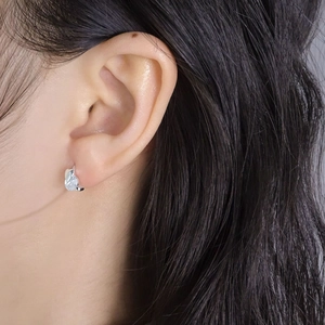 Élégantes boucles d'oreilles cœur en argent S925 avec zircon brillant sur un modèle