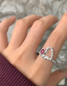 Détail de la bague coeur en argent S925 avec zircon rouge et texture martelée unique