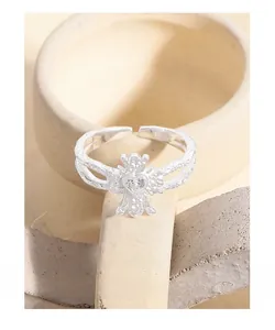 Détail de la bague en argent S925 avec cœur, motif croix et texture de roche martelée
