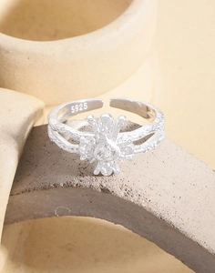 Vue macro de la bague coeur en argent S925 avec texture martelée et détail zircon