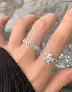 Détail de la bague en argent S925 avec zircon en forme de cœur et motif géométrique