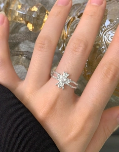 Détail de la bague en argent S925 avec cœur en zircon et texture martelée élégante