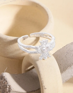 Détail macro de bague en argent S925 avec zircon de cœur et lunette à texture florale