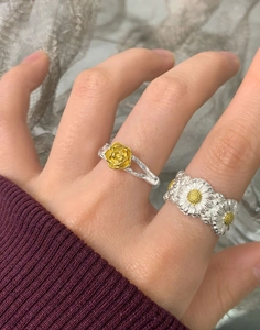 Detail of silver S925 daisy and rose open rings with two-tone plating on model